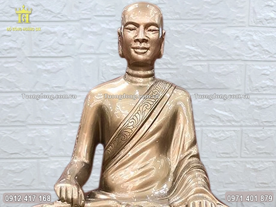 Gương mặt tròn đầy, phúc hậu của Ngài được chạm khắc sắc nét
